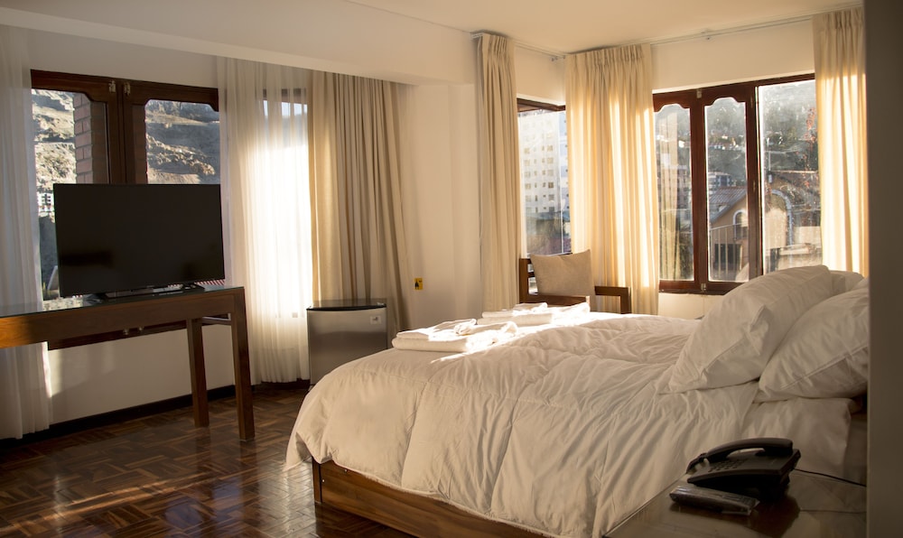 Deluxe Suite, 1 King Bed, City View, Mountainside photo 2