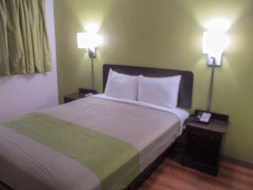 Deluxe Room, 1 Queen Bed, Non Smoking, Refrigerator & Microwave - Photo 3