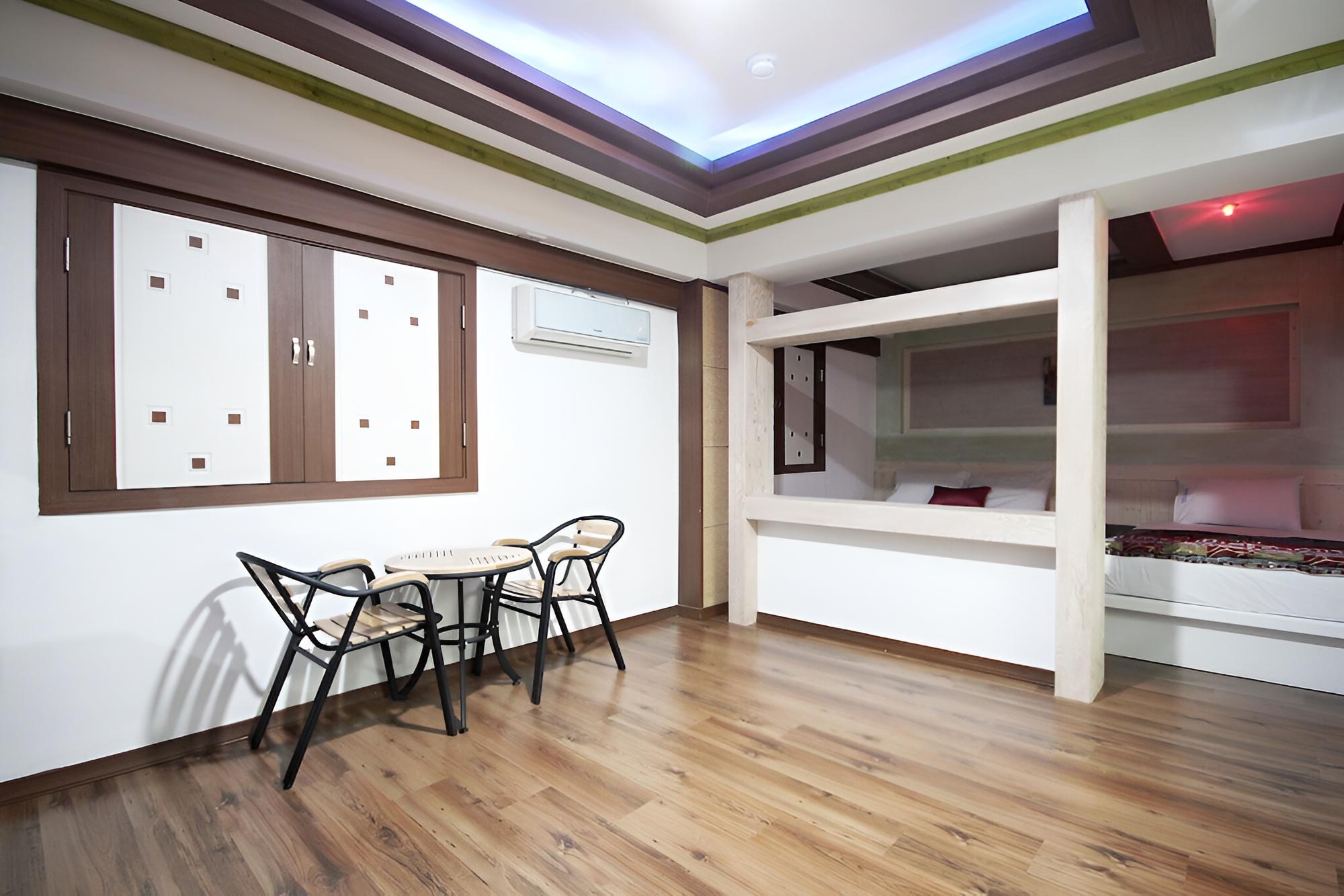Room (Deluxe Two Rooms) photo 1