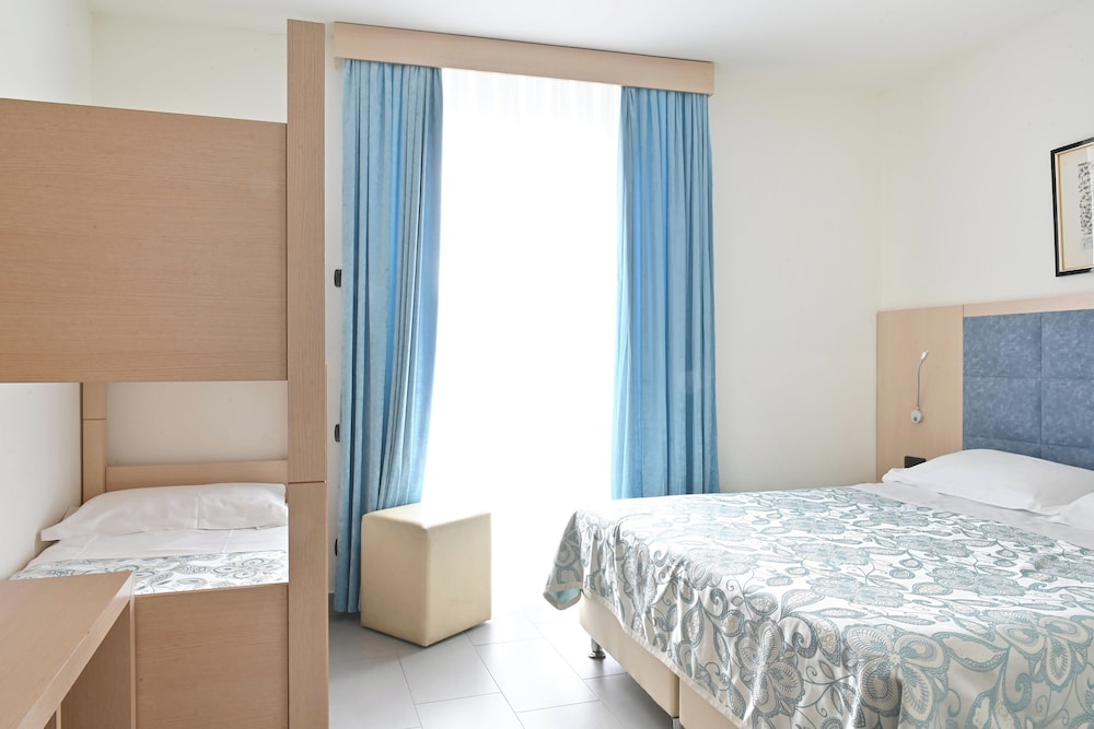 Quadruple Room, Lake View photo 2