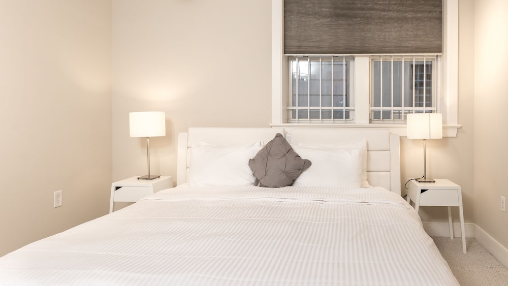 Classic Condo (No Access To Pool, Gym, And Terrace) photo 3