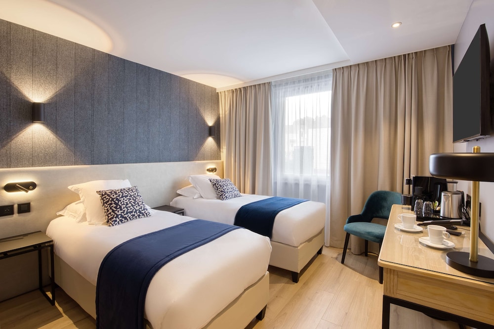 Classic Room, 1 King Bed, Non Smoking, City View - Photo 3