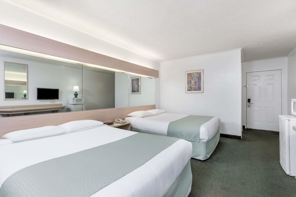 Standard Room, 2 Queen Beds photo 3