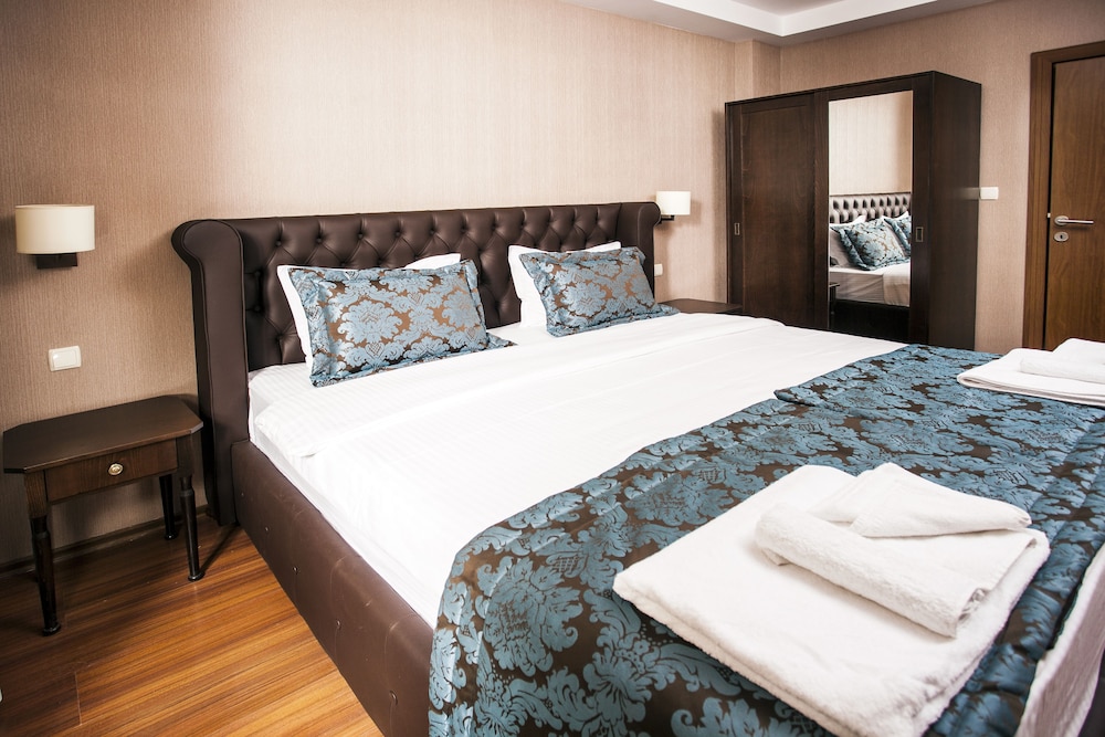 Executive Suite - Photo 1