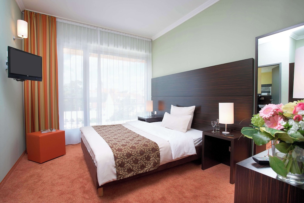 Business Room, 1 Queen Bed, Courtyard Area