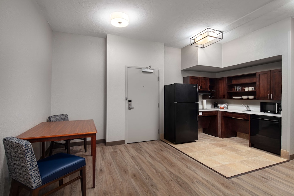 Suite, 1 King Bed, Accessible, Bathtub (Nonsmoking) thumbnail 5