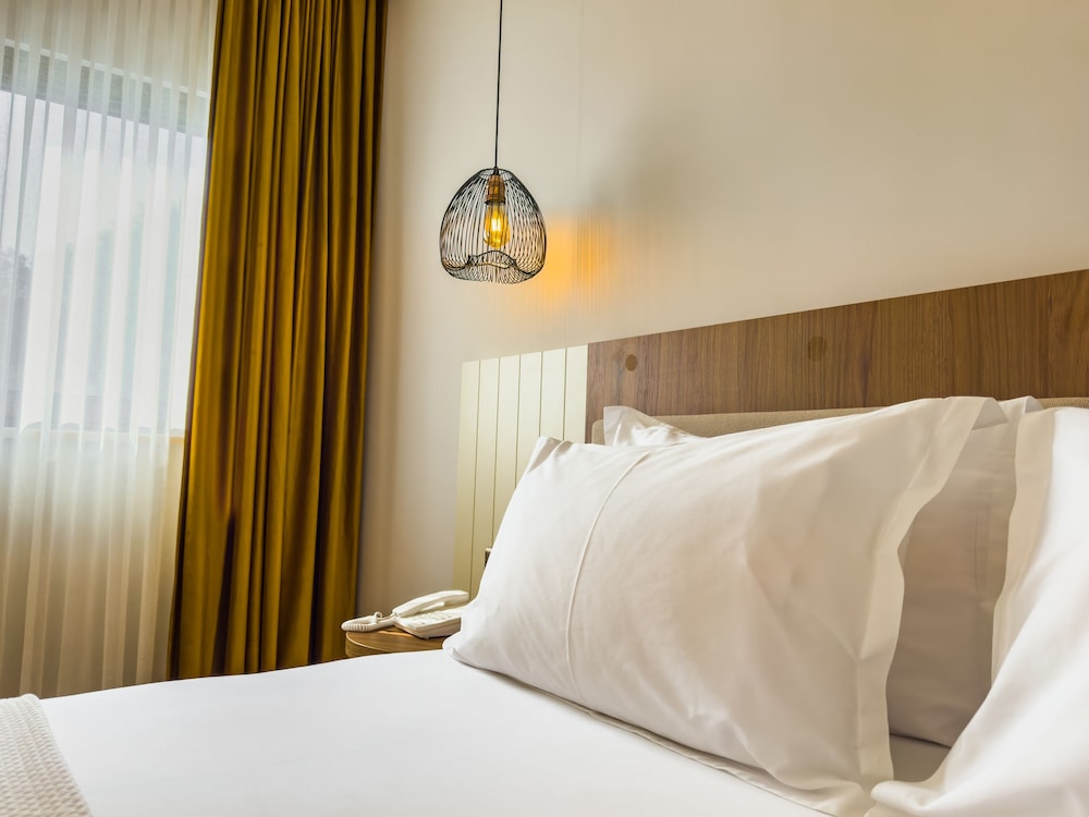Deluxe Triple Room, Side Sea View - Photo 8