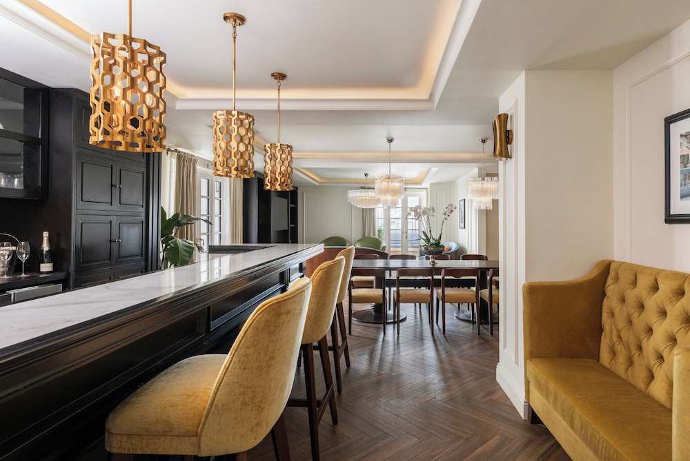 PRESTIGE 1 BEDROOM SUITE 1 KING PLAZA VIEW WITH BALCONY