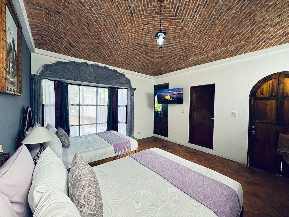 Deluxe Room, 2 Queen Beds, Pool View