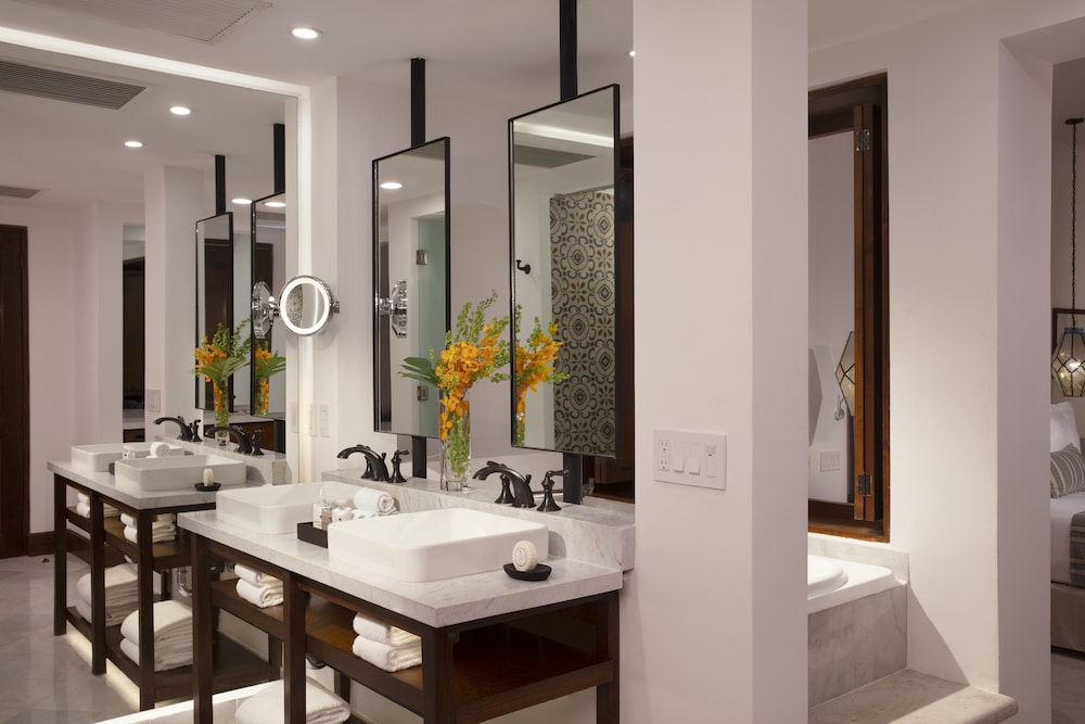 Junior Suite, 1 King Bed, Oceanfront