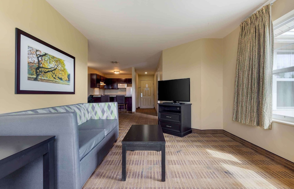 Suite, 2 Bedrooms, Non Smoking - Photo 3
