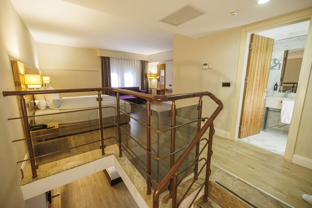 Duplex, Non Smoking (1 Queen Bed, 3 Single Beds, Suite) photo 3