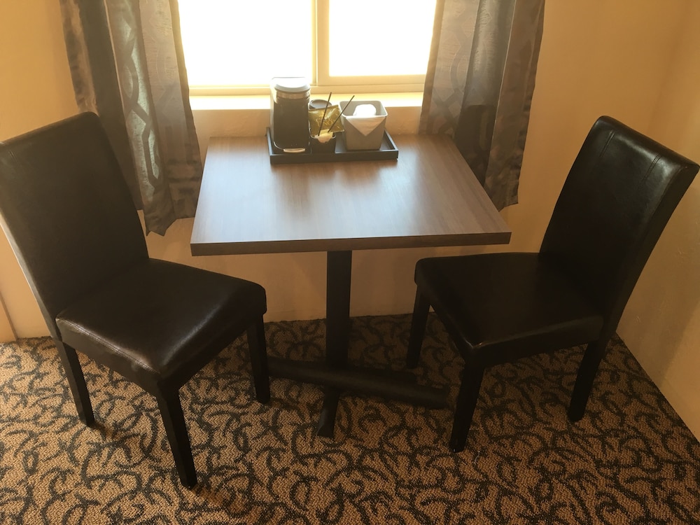 Premium Cabin, 1 King Bed, Refrigerator & Microwave, Mountain View photo 2