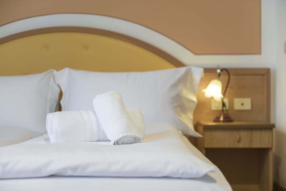 Economy Double Room, 2 Twin Beds photo 3