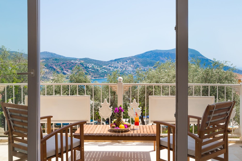 Deluxe Room, Balcony, Sea View photo 3