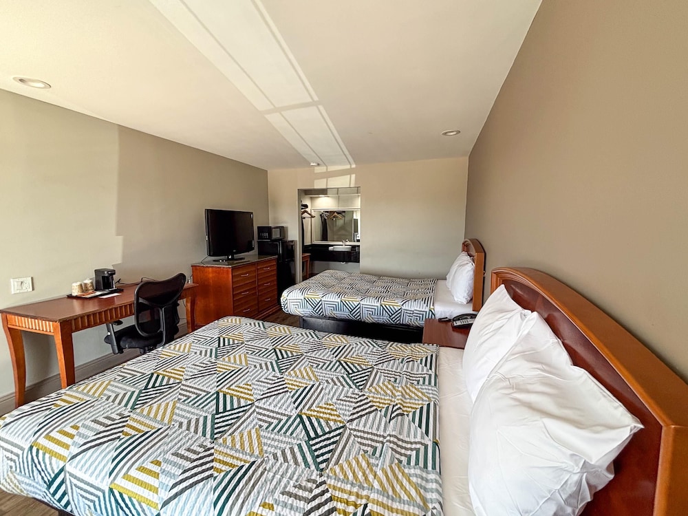 Standard Room, 2 Double Beds, Non Smoking, Refrigerator & Microwave - Photo 4
