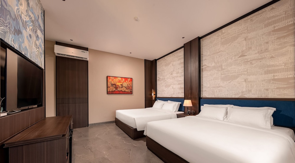 Deluxe Quadruple Room, 2 Queen Beds photo 2