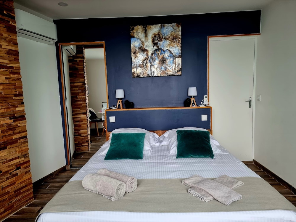 Chambre Double Deluxe, 1 grand lit, salle de bains privée, vue piscine ( Saint Chinian ) photo 1