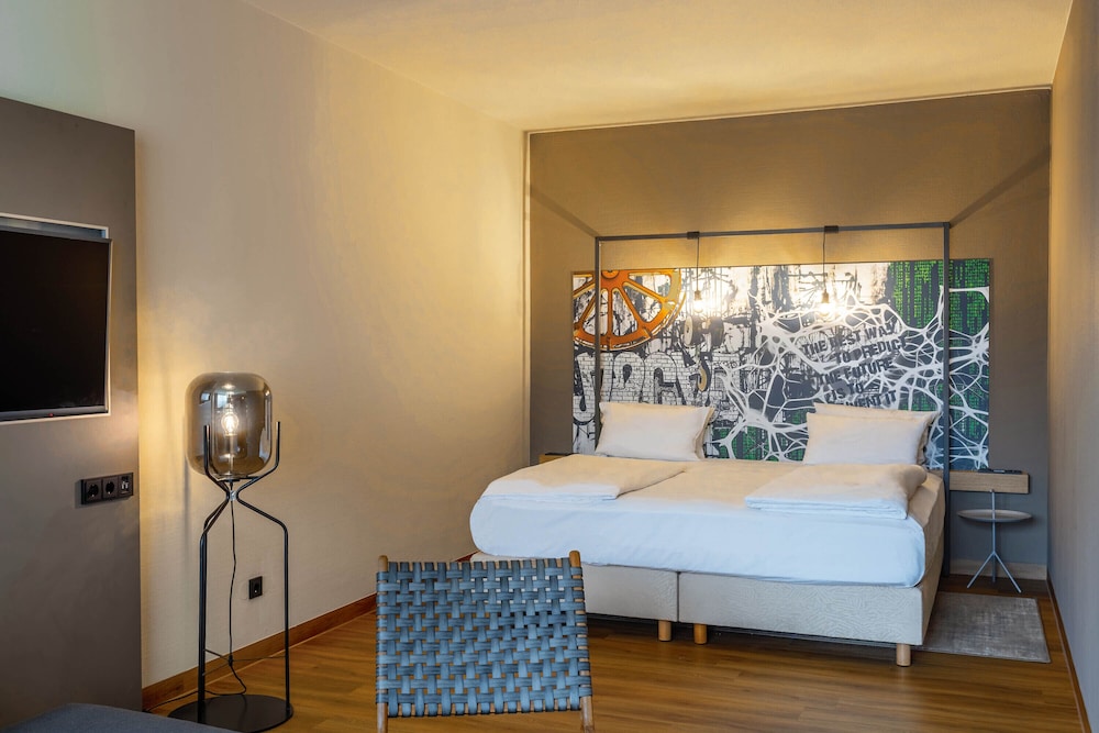 Suite - Photo 11