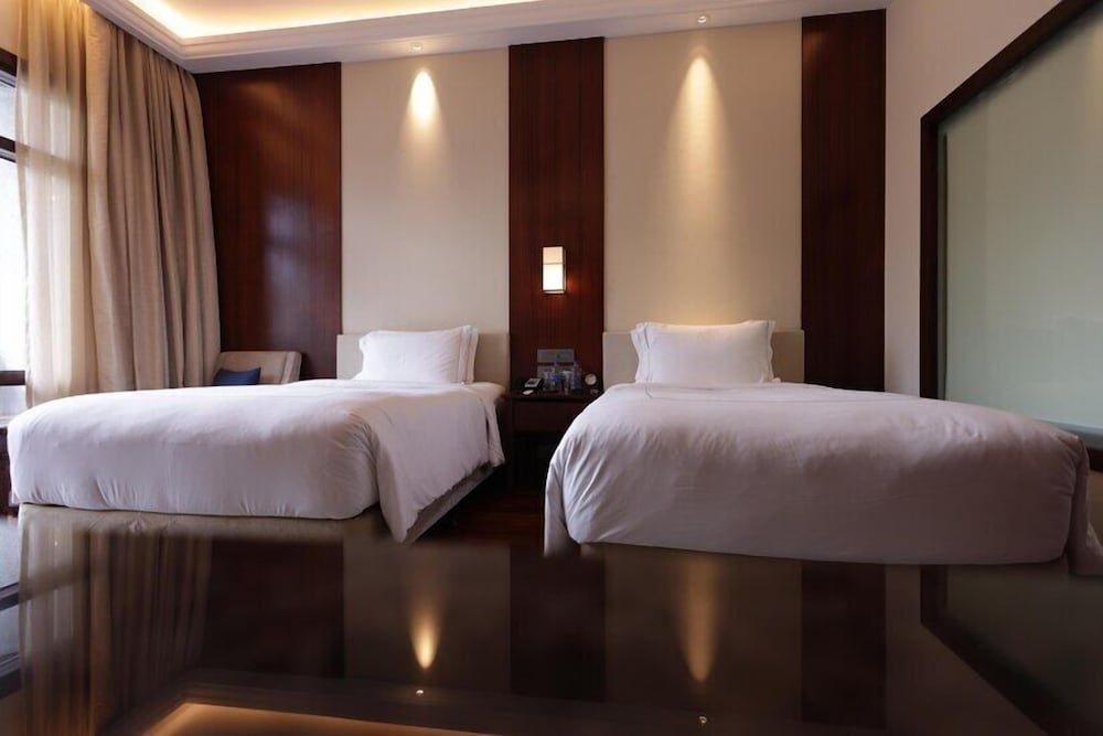 Luxury Room, 2 Twin Beds, Balcony, Lake View - Photo 4