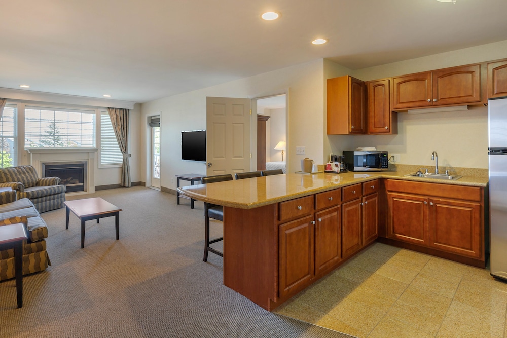 Luxury Suite, 1 King Bed With Sofa Bed, Balcony photo 3