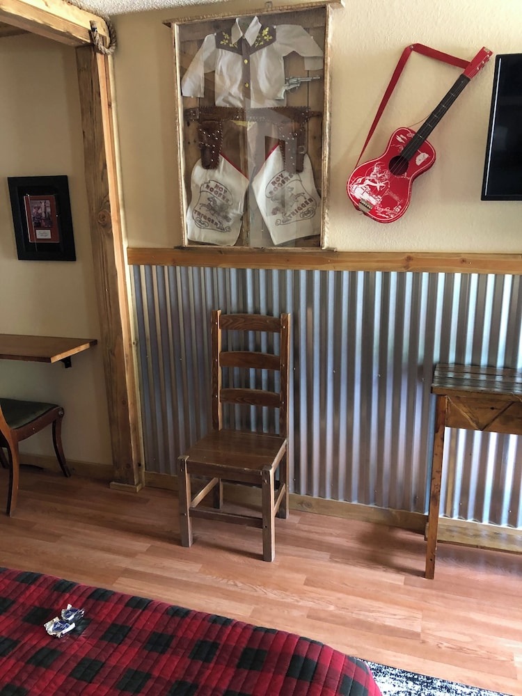 Deluxe Single Room, 2 Queen Beds, Mountain View photo 3