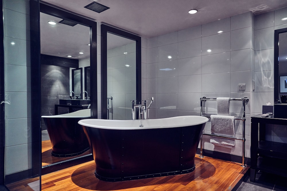Signature Suite - Photo 8