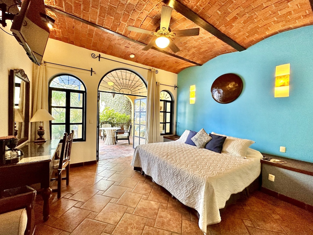 Junior Room, 1 King Bed, Refrigerator