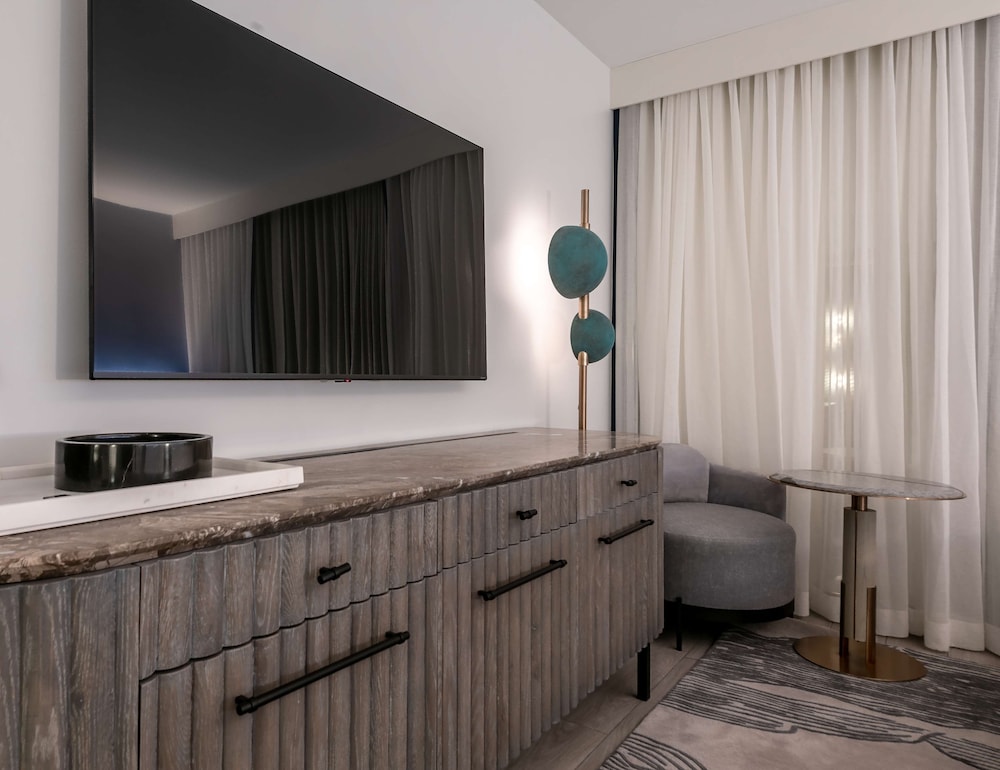Deluxe Room, 1 King Bed, Accessible (Hearing) - Photo 3