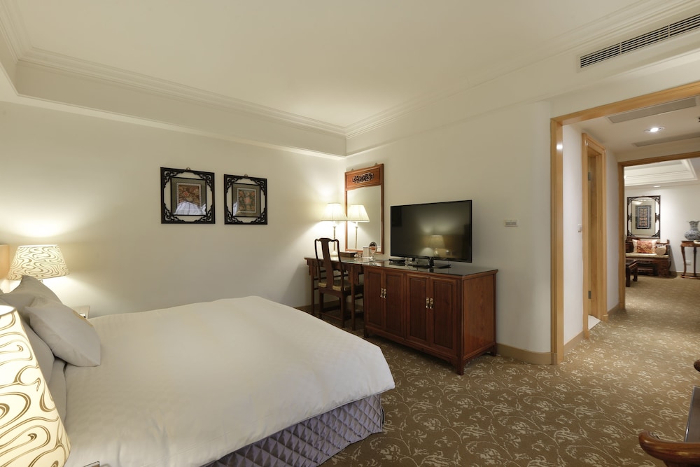 Deluxe Suite, 1 King Bed - Photo 3