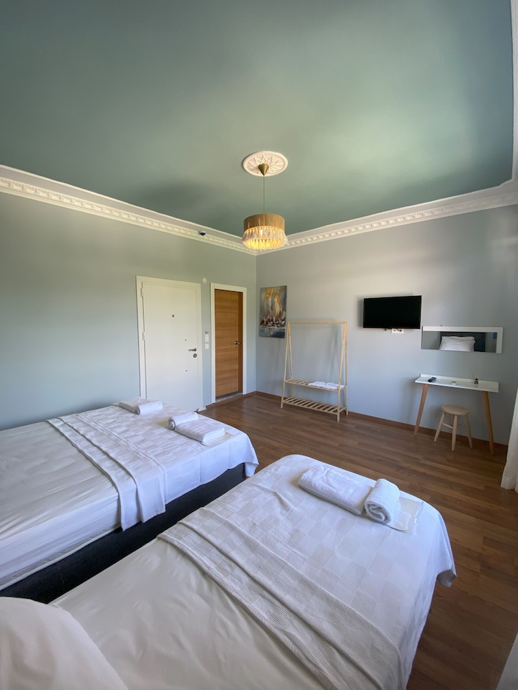 Comfort Room, Multiple Beds, Non Smoking, City View
