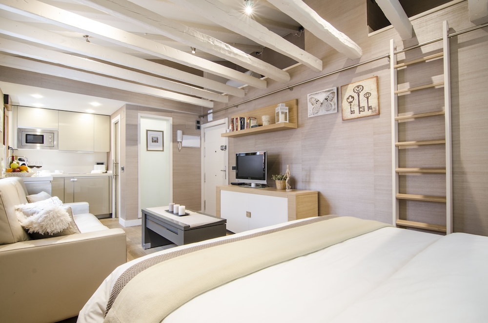 Deluxe Apartment, 1 Queen Bed With Sofa Bed photo 2