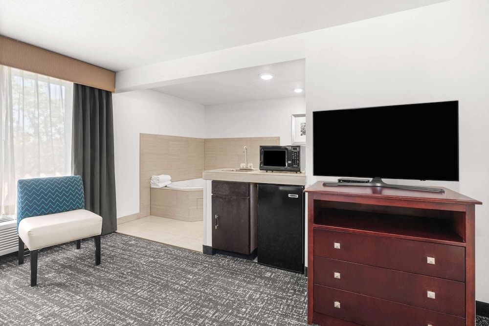 Suite, 1 King Bed, Non Smoking - Photo 1