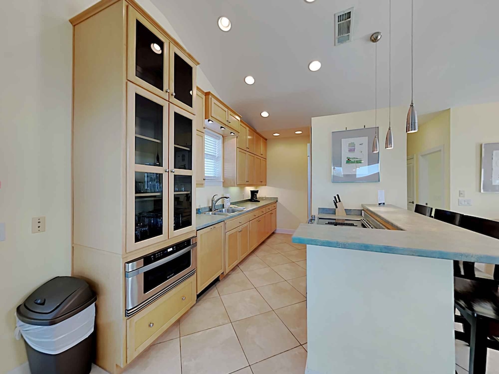 House, Multiple Beds, Kitchen, Ocean View photo 3