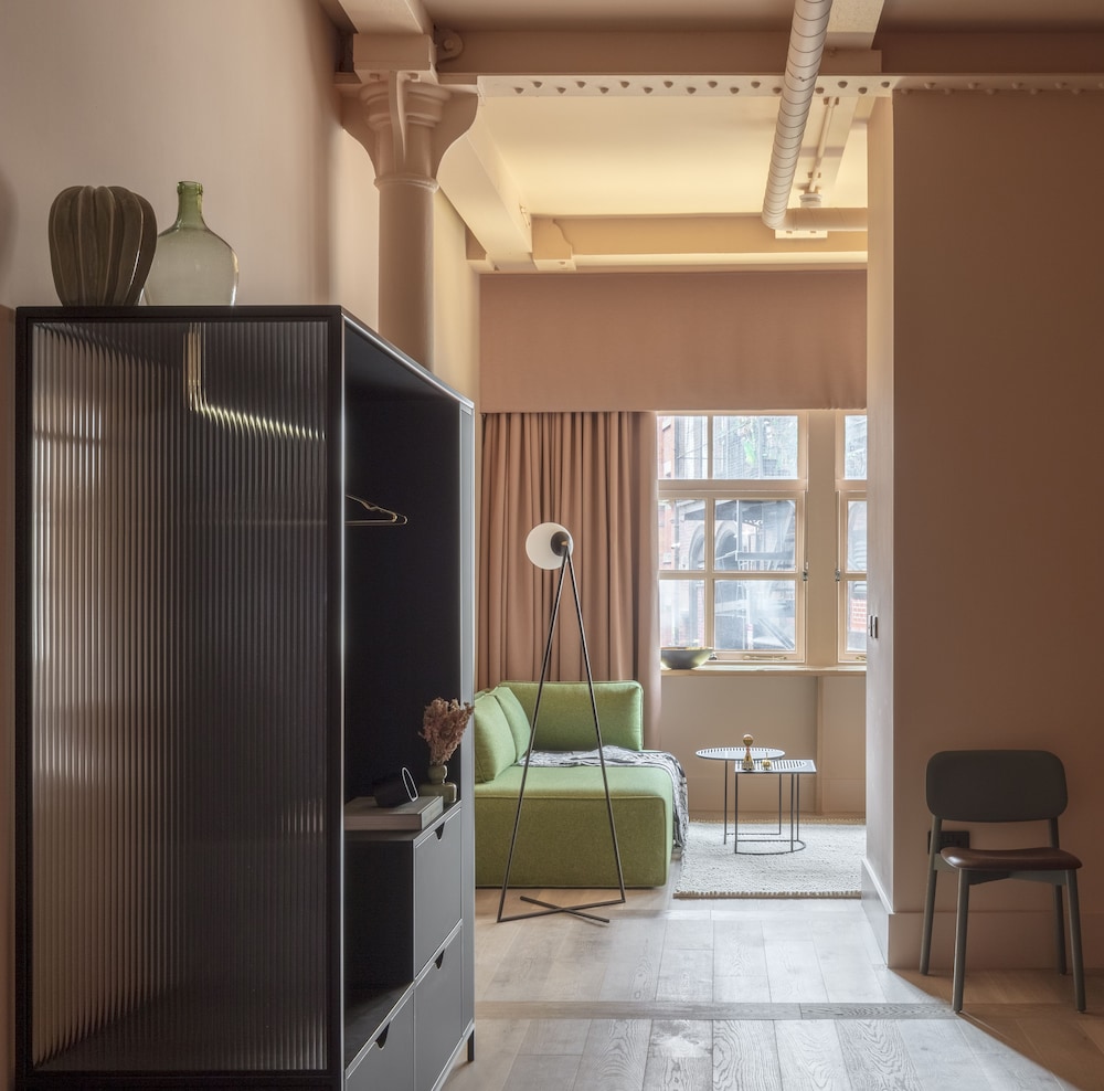 One Bedroom Open Plan Suite - Photo 7