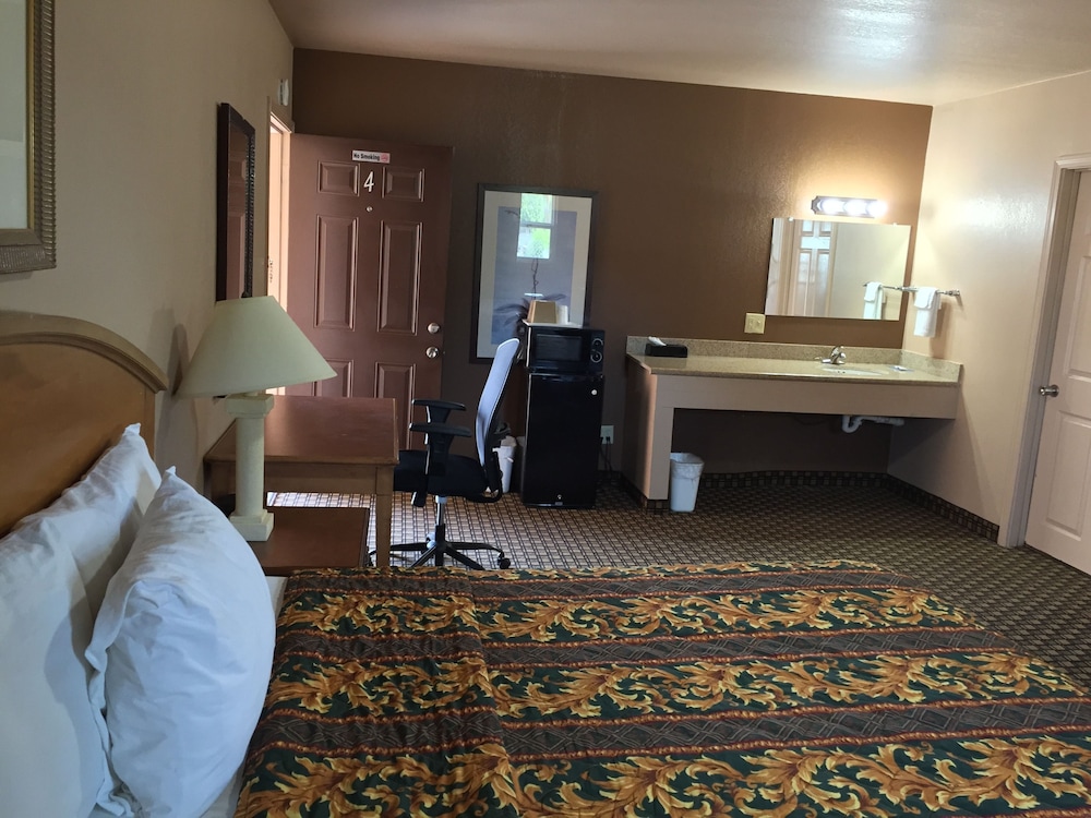 Deluxe Room, 1 King Bed photo 3
