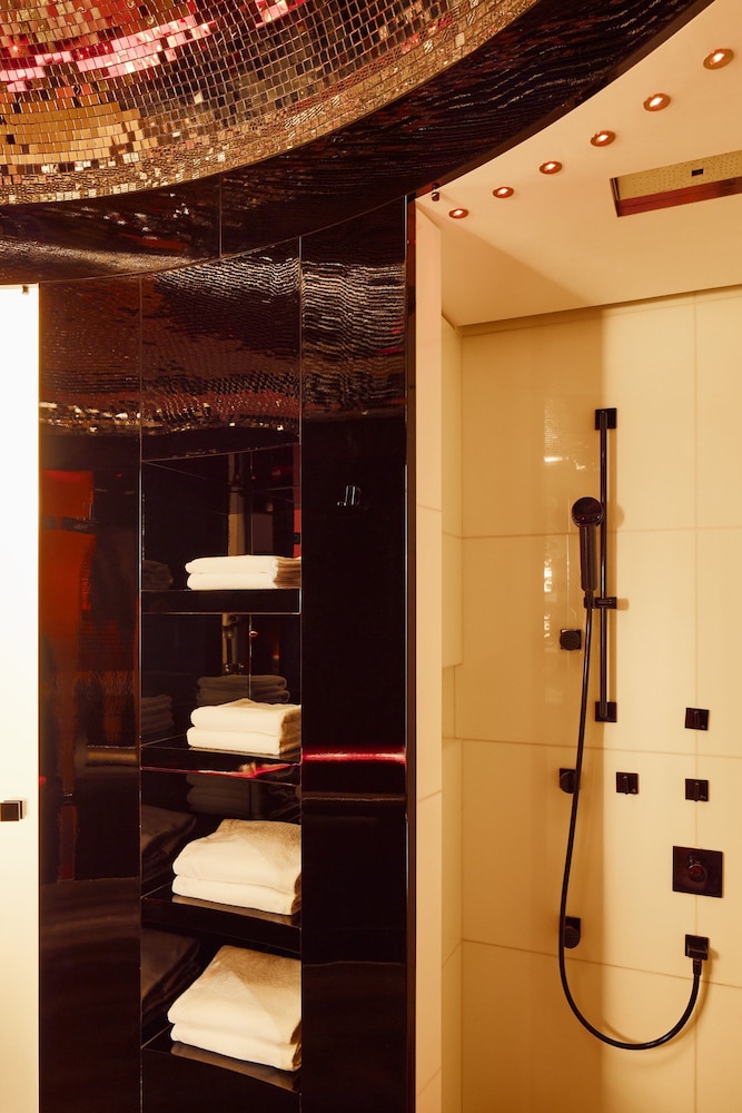 Suite 100, elegant, inspired by Rolling Stones, Butler, Spa Access (12 years+) - Photo 12