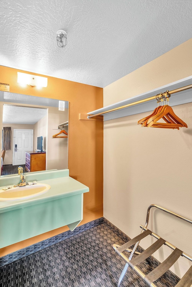 Superior Room, 1 King Bed - Photo 4