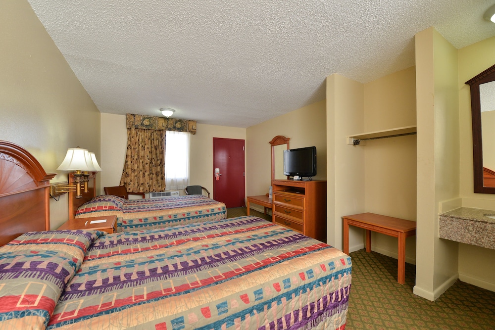 Room, 2 Double Beds, Kitchenette photo 2