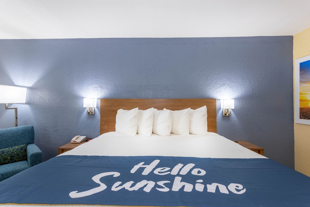 Basic Room, 1 King Bed, Non Smoking - Photo 9