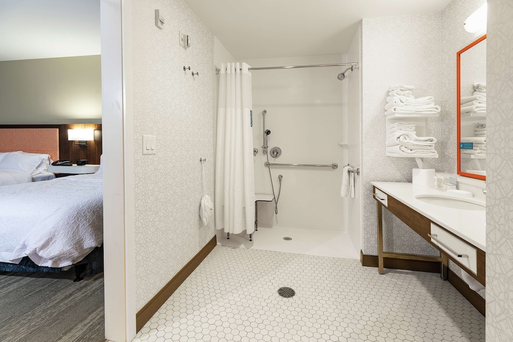 Suite, 2 Queen Beds, Accessible (Roll-In Shower, Mobility & Hearing) - Photo 5