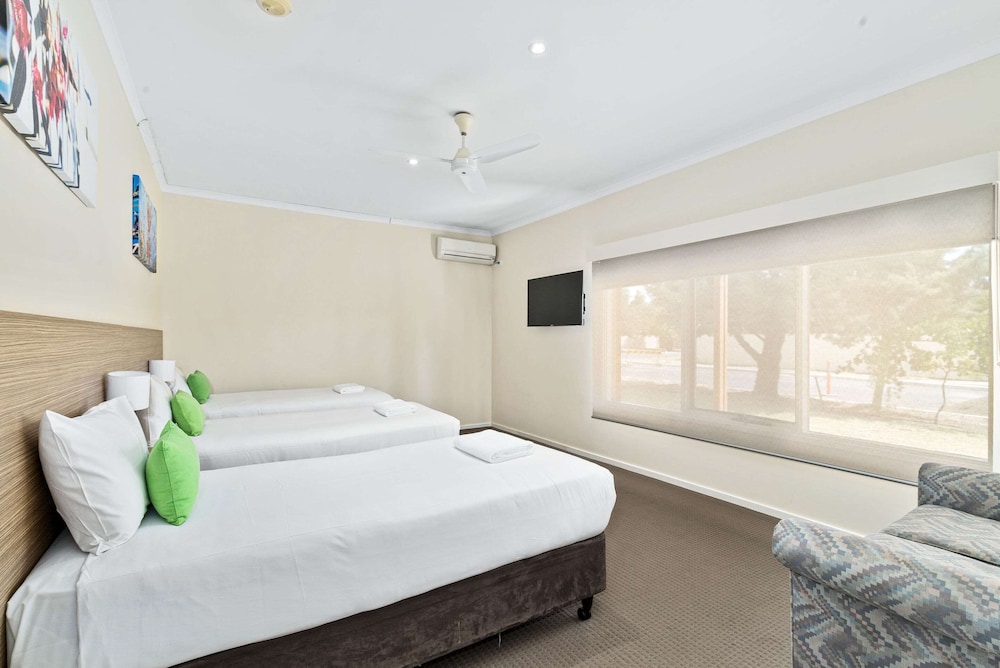 Standard Room, Non Smoking (1 Queen & 3 Single Beds) photo 2