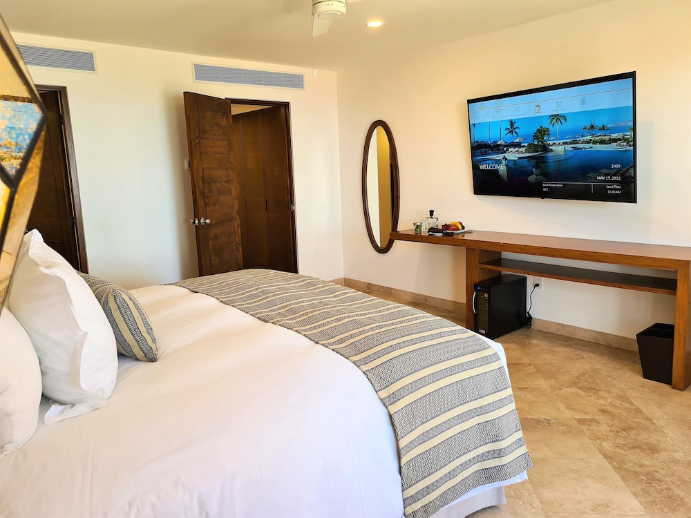 Deluxe Room, 1 King Bed, Partial Ocean View