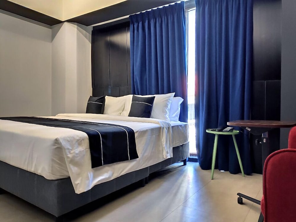 Cyan Premier (1 Queen or 2 Single Beds) - Photo 1