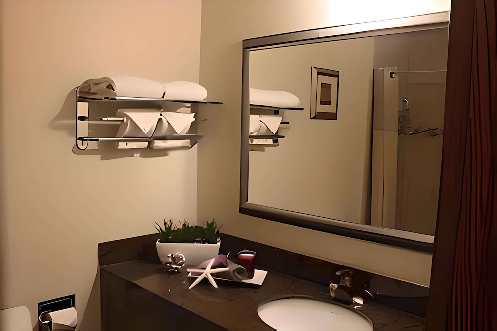 Standard Room, Non Smoking (3 Queen Beds) photo 3