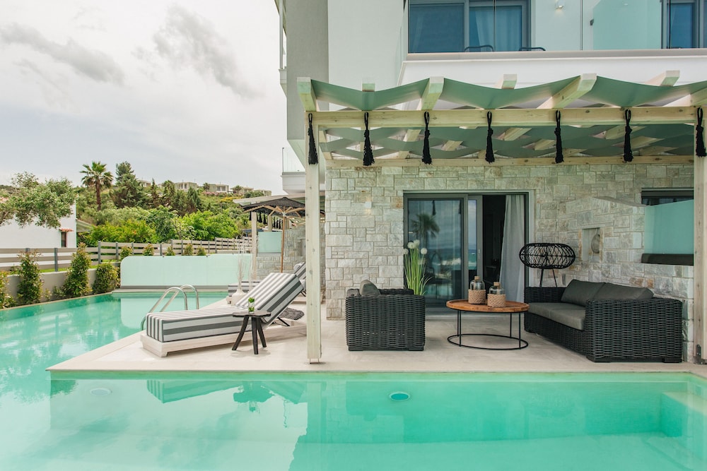 Blue Carpet Suite, Private Pool, Sea View