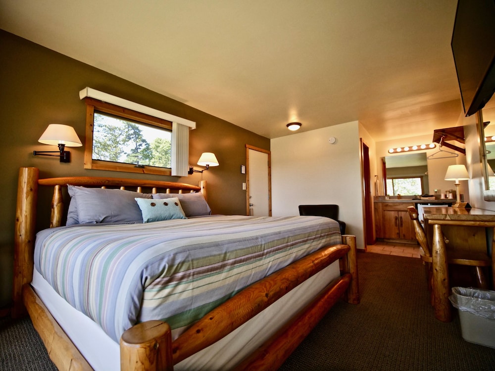 Traditional Room, 1 King Bed, Non Smoking, Lake View