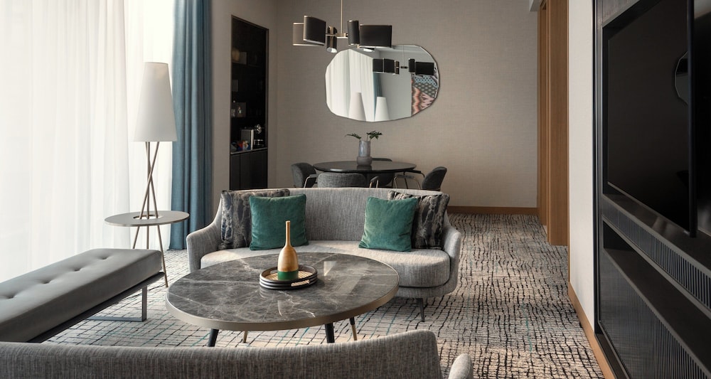 Suite with One King Bed (Non Smoking)
