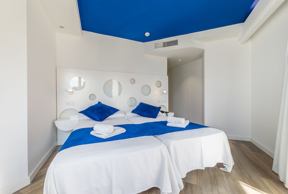 Deluxe Room, Jetted Tub thumbnail 6
