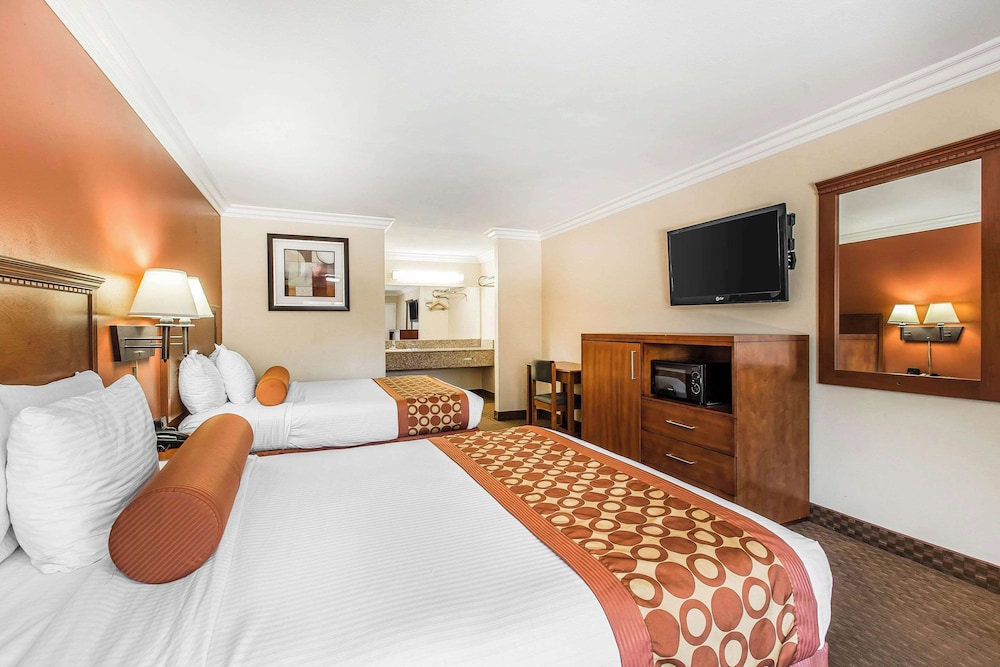 Standard Room, 2 Queen Beds, Non Smoking - Photo 3